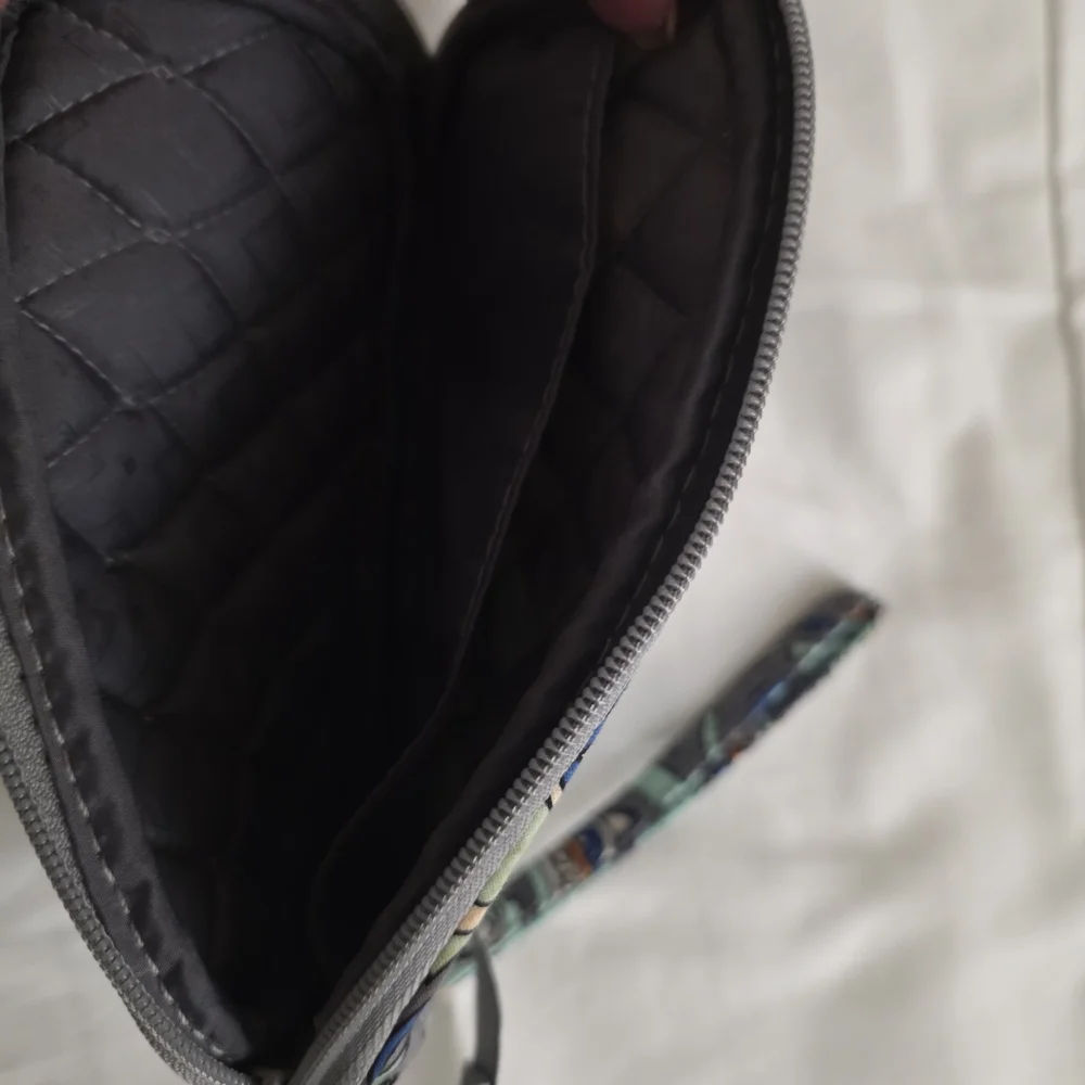 Quilted Floral Wristlet Wallet in Mint and Navy - Picture 3 of 3